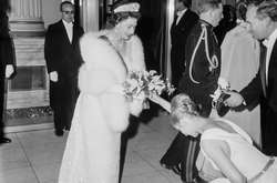 Опубликованы фото нарядов Елизаветы II, которые могут появится в сериале «Корона»