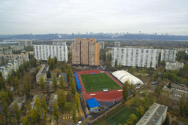 Нове футбольне поле, бігові доріжки: стадіон «Русанівець» отримав друге життя (фото)