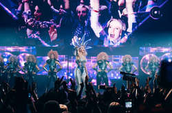 Проклятие целлюлитом и укус Тины Кароль. Чем Оля Полякова развлекала 10 тысяч зрителей во Дворце спорта (фоторепортаж)