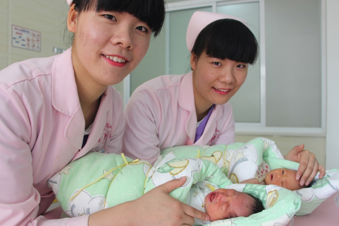 У Китаї жінка народила дитину у 67 років і встановила національний рекорд