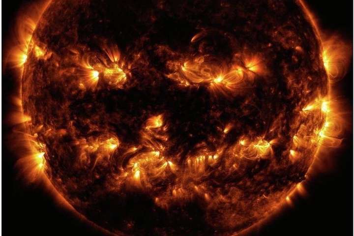 NASA зробило знімок Сонця в стилі гелловінського палаючого «Джека-ліхтаря»
