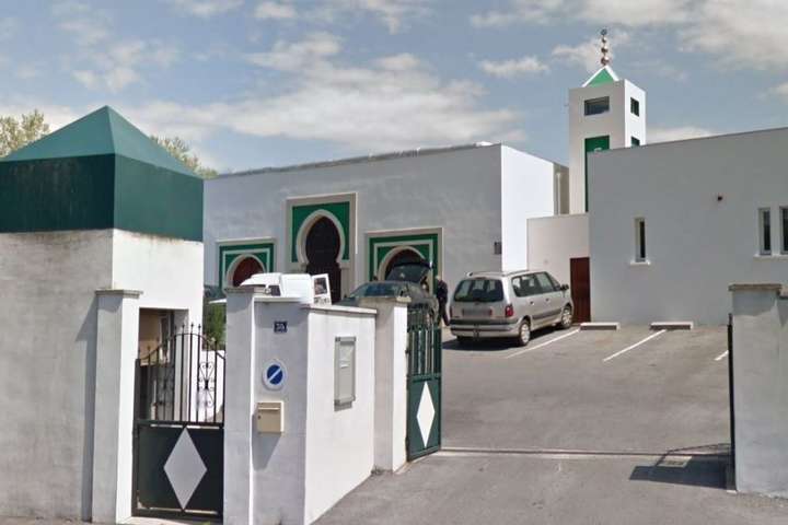 Во Франции 84-летний старик открыл стрельбу по прихожанам мечети