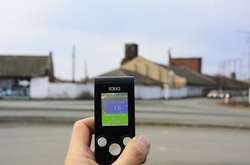 Перевищення рівня радіаційного випромінювання ззовні будівлі немає