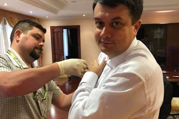 Спікер Верховної Ради Дмитро Разумков - На робочому місці. Разумков і кілька нардепів зробили щеплення від дифтерії