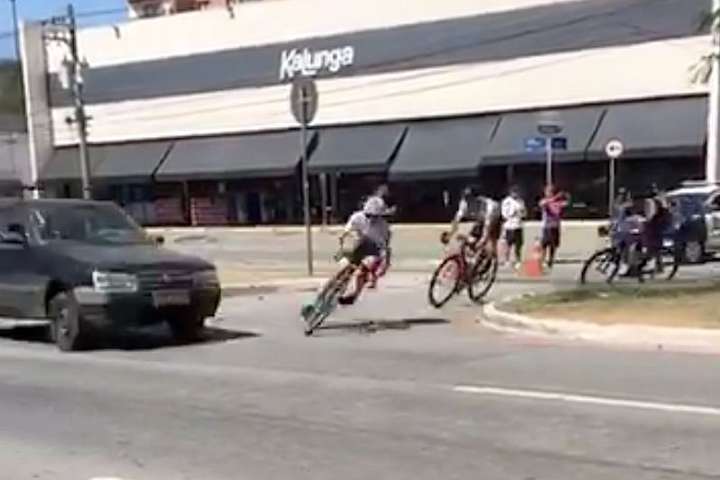 Велогонщик дивом вижив під колесами авто (відео)
