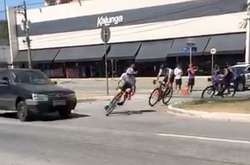 Велогонщик дивом вижив під колесами авто (відео)