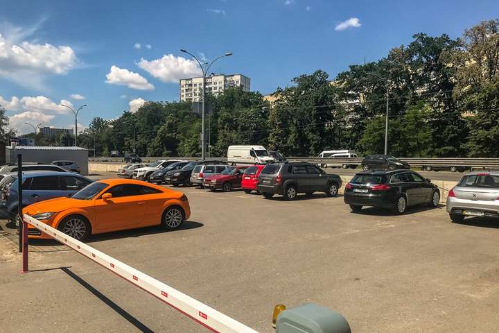 Де у Києві залишити автомобіль поблизу метро (список парковок)