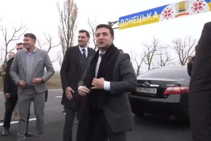 Зеленський прибув на форум у Маріуполі та оглянув нову дорогу (відео)