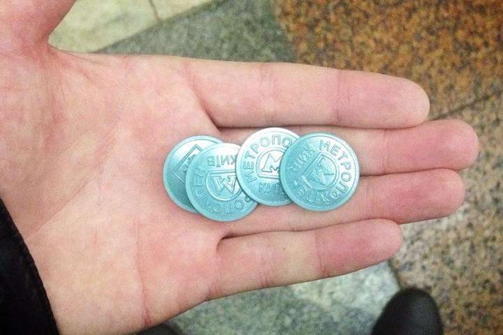 Кияни просять владу ще на рік залишити жетони в метро