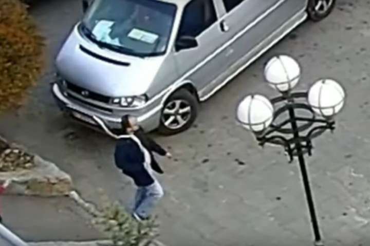 Поліція Київщини розшукує збоченця, який намагався роздягнути семирічну дівчинку (фото, відео)
