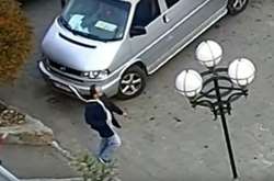 Поліція Київщини розшукує збоченця, який намагався роздягнути семирічну дівчинку (фото, відео)