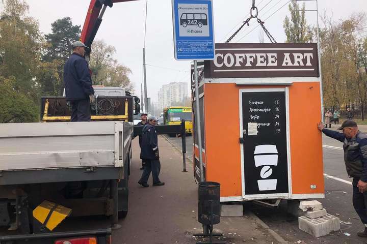 Незаконні кіоски, гаражі, намети: у Києві прибрали ще два десятки МАФів (фото)