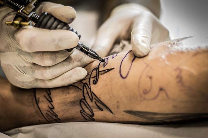 Медики розповіли про вплив татуювання на здоров'я
