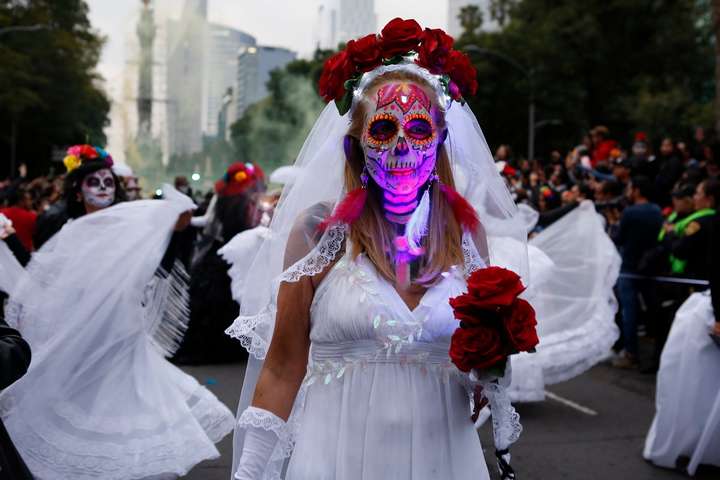 Много грима и яркие костюмы. В Мехико прошел парад ко Дню мертвых