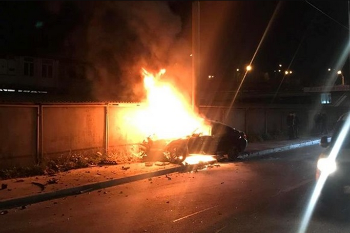 У Києві автомобіль в'їхав у стовп і загорівся