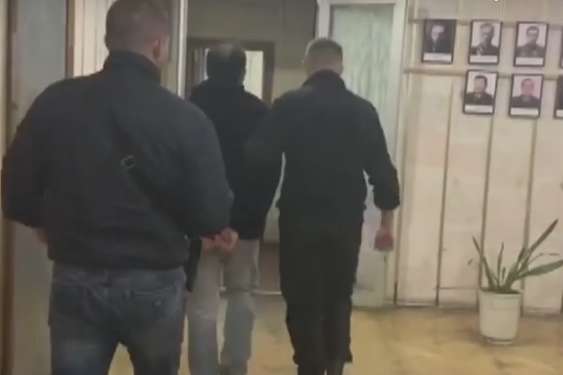Під Києвом поліція затримала збоченця, що намагався роздягнути дівчинку (відео)
