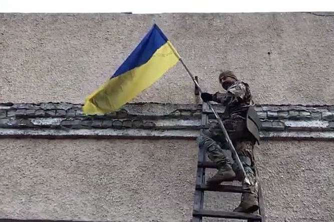 У Золотому всього достатньо, але українські прапори зривають. Ексчиновниця розказала про настрої місцевих