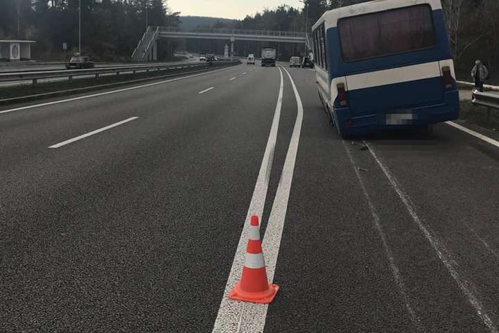На трасі під Києвом водій, ремонтуючи автобус, загинув під колесами легковика