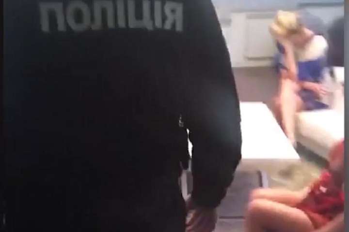 У Києві викрито бордель, замаскований під масажний салон (відео)