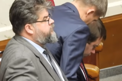 Появилось видео, на котором Яременко в Верховной Раде «листает» девушек в Тиндере