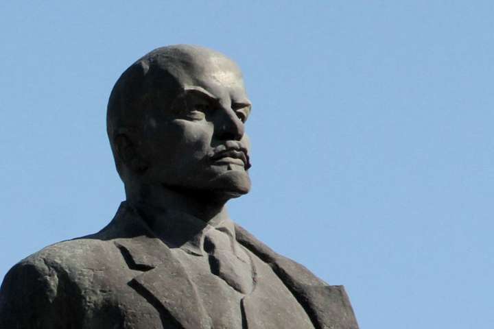 В Днепре демонтирован последний барельеф Ленина