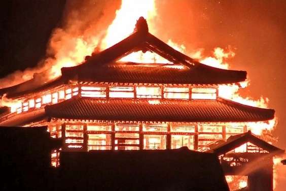 В Японії масштабна пожежа знищила унікальний замок Сюрі (фото, відео)