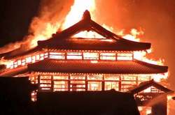 В Японії масштабна пожежа знищила унікальний замок Сюрі (фото, відео)