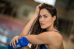 Красуня, через яку в басейні закипає вода. Гарячі фото довгоногої плавчині Жужанни Якабош