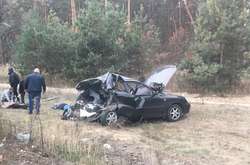 В результаті сильного удару  Daewoo вилетів з дороги, а його пасажирів затисло у зім'ятому авто 