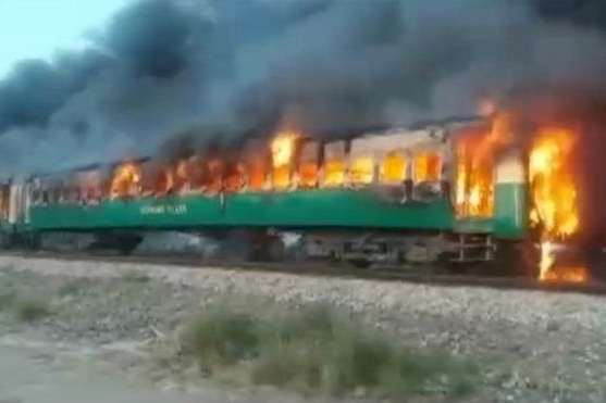Пассажиры поезда в Пакистане решили приготовить завтрак: сгорело три вагона, 64 человека погибли