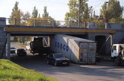 В Одесі водій вантажівки намагався проскочити під мостом, але не врахував висоту (фото)