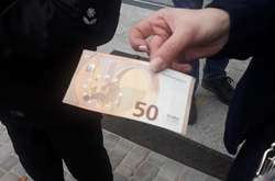 Поліцейські вилучили у грабіжниць гаманець, який впізнала потерпіла