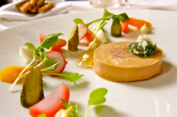 У законопроекті вказується, що для виробництва фуа-гра, що готується з печінки качки або гуски, птахів насильно перегодовують - це негуманно - представниця міської влади