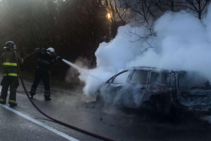 На Київщині посеред дороги вщент згорів автомобіль (фото, відео)