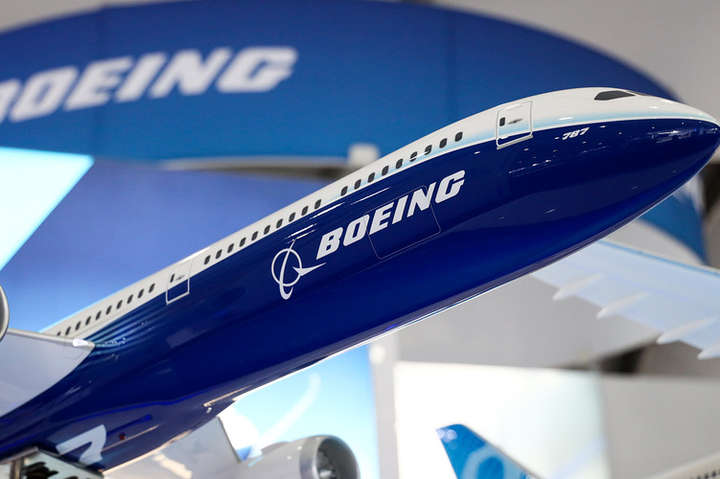 У компанії Boeing зізналися, що їхні літаки мають тріщини у корпусі