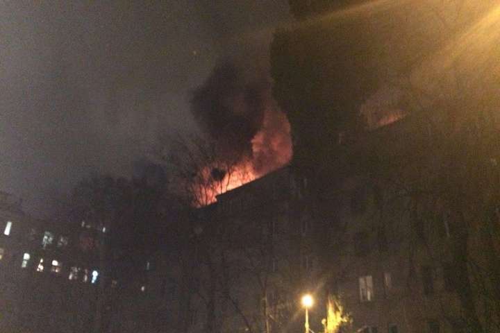 У центрі Києва спалахнула масштабна пожежа у житловому будинку