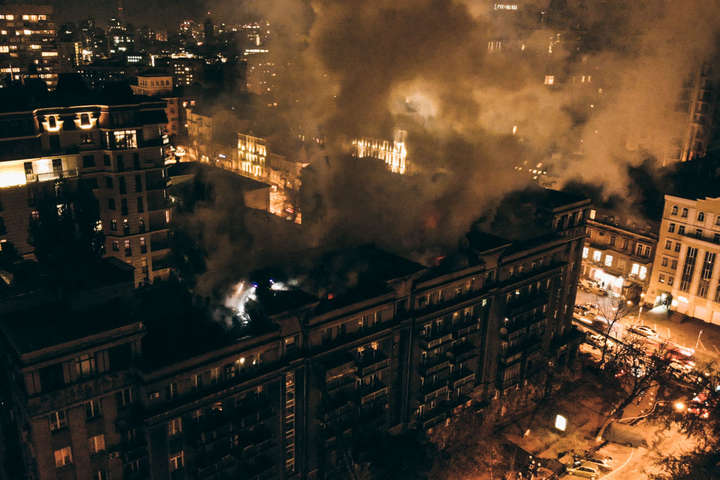 Пожежа у столичній багатоповерхівці: чотири квартири згоріли, людей евакуювали