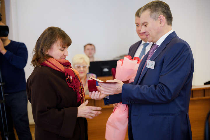  Вінничанка отримала почесне звання «Мати-героїня»