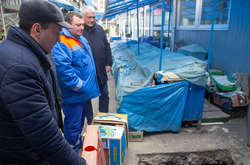 Пошкодження на тепломережі знаходиться під торговими павільйонами ринку