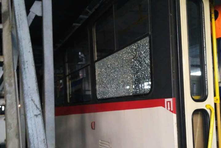 Невідомі обстріляли трамвай на швидкісній лінії в Києві (фото)
