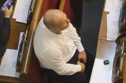  Кива сидів зверху на нерозкритому стільці у сесійній залі, погойдуючись туди назад близько хвилини 