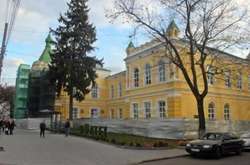 На вулиці Соборній реставрують фасад та дах торговельно-економічного інституту