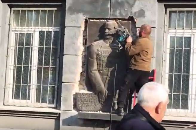 В Одесі зі стіни військкомату зняли барельєф Жукову (відео)