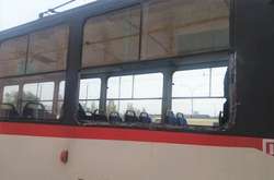 Поліцейські виявили пошкодження на вікнах трамвая, характерні для пострілів