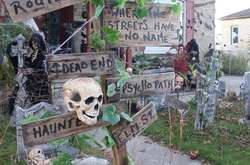 Настоящие декорации к фильмам ужасов. Жуткие фото дворов домов, украшенных к Хэллоуина