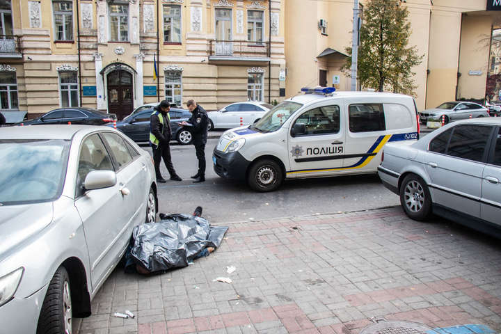 У центрі Києва водій помер під час оформлення ДТП (фото, відео)