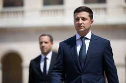 Зеленский в Тернополе прошел через «коридор позора» (видео)