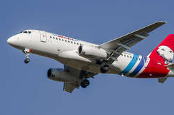 Над Тюменню кружляє російський пасажирський літак, у якого відмовив двигун 