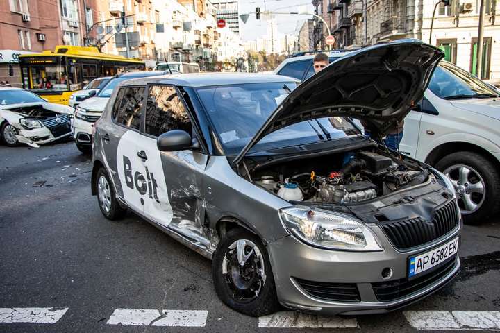 У центрі Києва не розминулися Volkswagen і автомобіль таксі Bolt (фото, відео)