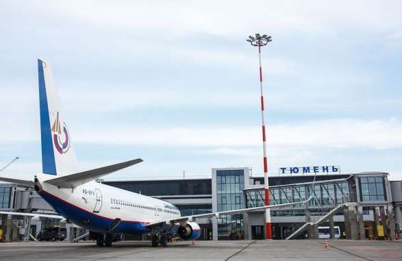 Російський літак аварійно сів у Тюмені. Названо причину відмови двигуна 